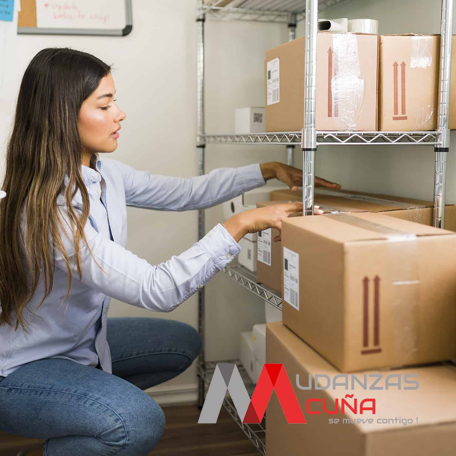 mujer organizando cajas archivo de oficina