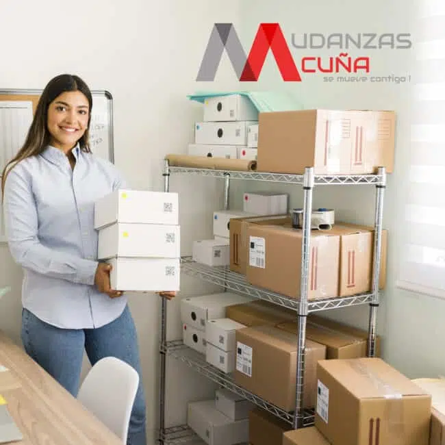 Traslado de oficinas mujer organizando cajas en la nueva oficina