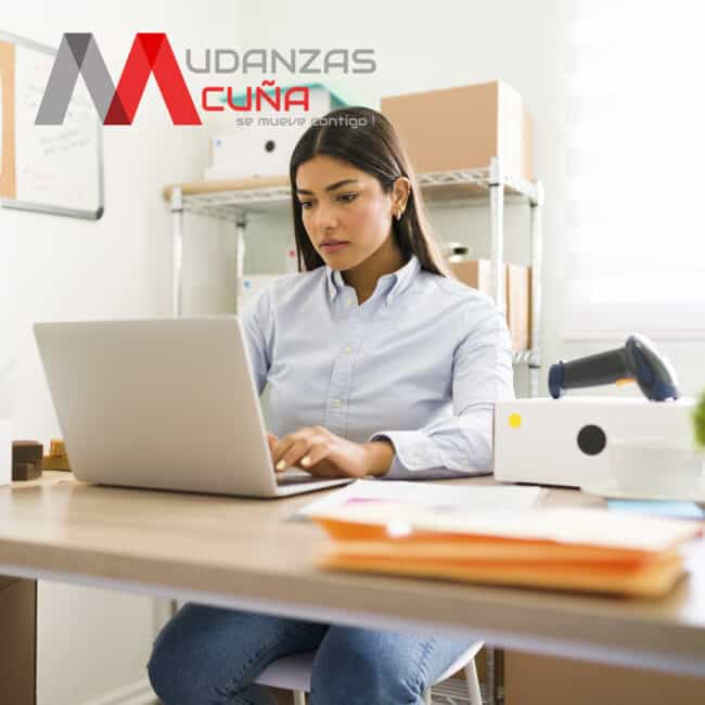 mujer escribiendo en computadora plan de mudanza