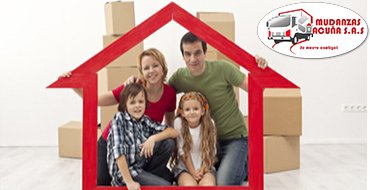 familia dentro de una casita de juguete