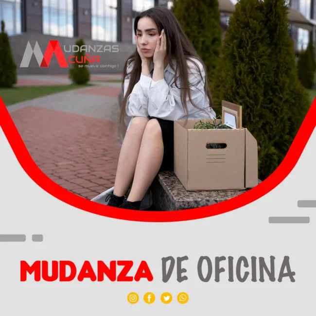 mujer de oficina sentada con caja archivo